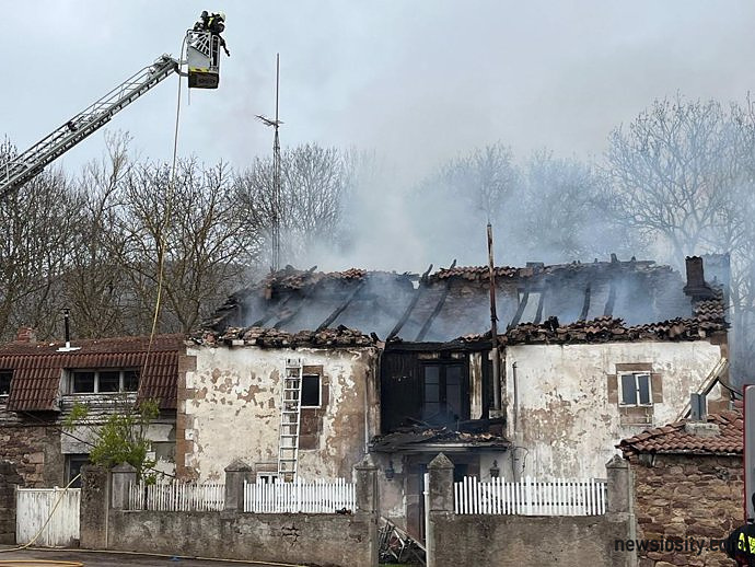 Feuerwehrleute der Notrufnummer 112 löschen einen Brand in einem Haus in Vega de Liébana und in einem anderen in Campoo de Suso