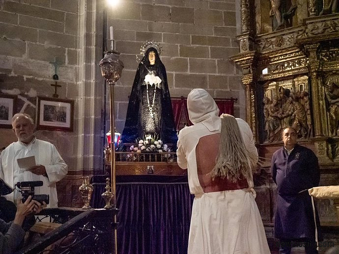 Der Regen zwingt die „Picaos“, sich in der Kirche San Vicente zu geißeln