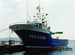 Ein 16 Meilen vor Estaca de Bares treibendes Fischerboot mit sechs Besatzungsmitgliedern wird nach Viveiro geschleppt