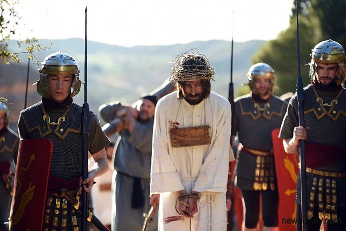 Das Drama vom Kreuz von Alcorisa bereitet sich mit einer Ausstellung über das Heilige Grabtuch auf den Karfreitag vor