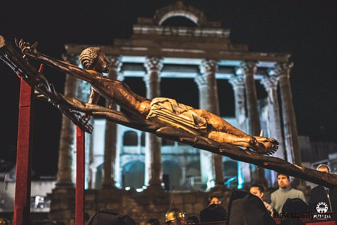 Die Via Crucis al Cristo de la O in Mérida wird vom Amphitheater über den Fluss zur Kathedrale Santa María verlegt