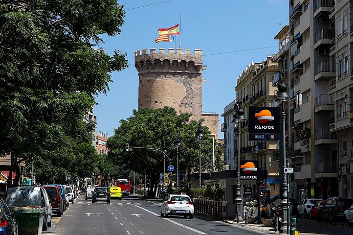 Sie entfernen eine Piratenflagge, die oben auf den Torres de Quart de Valencia hängt