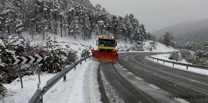 Schnee schränkt die Durchfahrt von LKWs auf zwei Straßenabschnitten in Benasque (Huesca) ein
