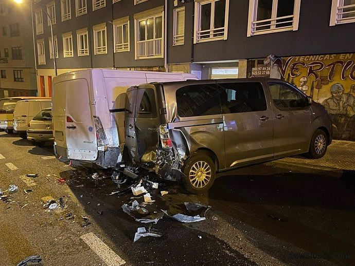 Sie fangen einen Fahrer ab, der in Culleredo (A Coruña) weggelaufen ist, nachdem er mit drei Autos zusammengestoßen war
