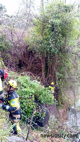 Feuerwehrleute des Provinzrats von Cáceres retten eine Frau, die in Garganta la Olla in eine Schlucht gestürzt war