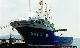 Ein 16 Meilen vor Estaca de Bares treibendes Fischerboot mit sechs Besatzungsmitgliedern wird nach Viveiro geschleppt