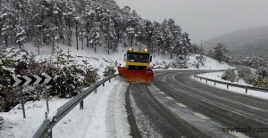 Schnee schränkt die Durchfahrt von LKWs auf zwei Straßenabschnitten in Benasque (Huesca) ein