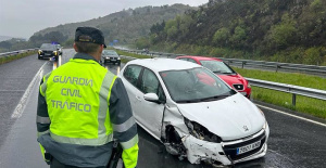 Ein Autofahrer kommt in Toén (Ourense) von der Straße ab und prallt gegen den Mittelstreifen.