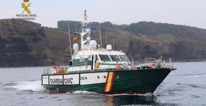 Ein Drogenboot greift während einer Verfolgungsjagd in Gewässern in der Nähe von Estepona (Málaga) ein Patrouillenboot der Zivilgarde an.