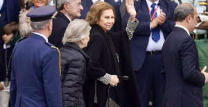 Königin Sofia genießt in Begleitung ihrer Schwester Irene von Griechenland den Gründonnerstag in Malaga